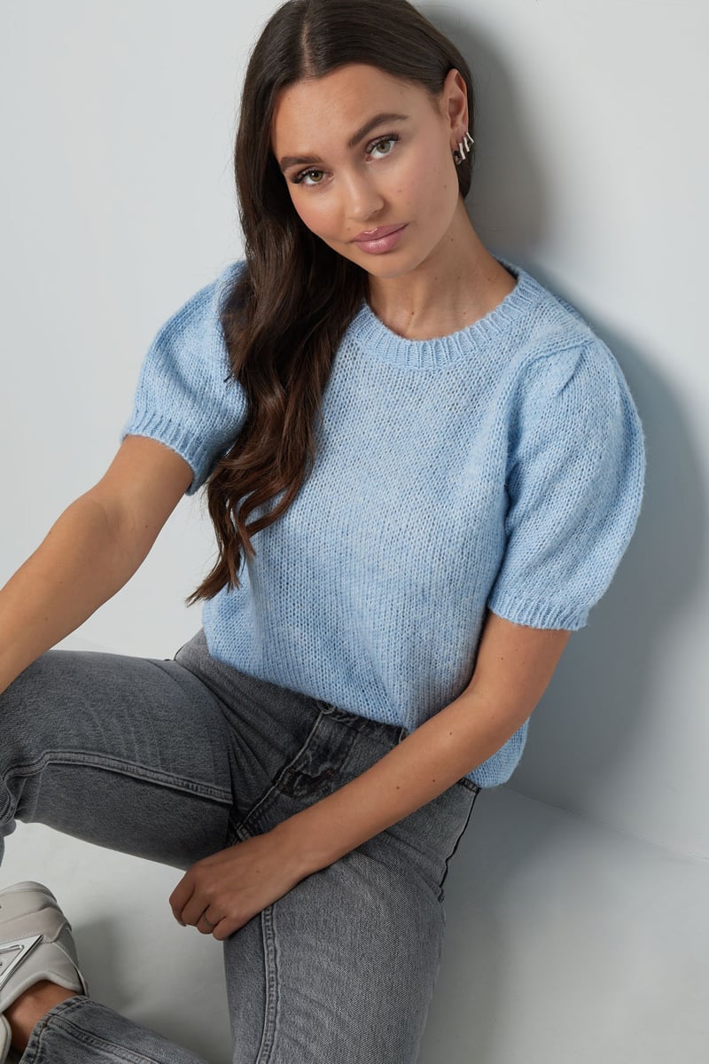 Basic shirt with puffed sleeves