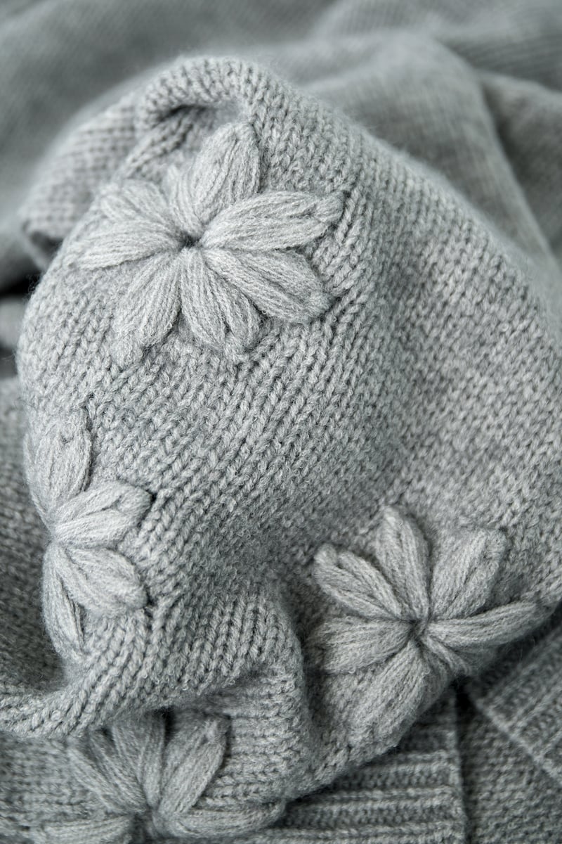 Lovely floral touch sweater - gray